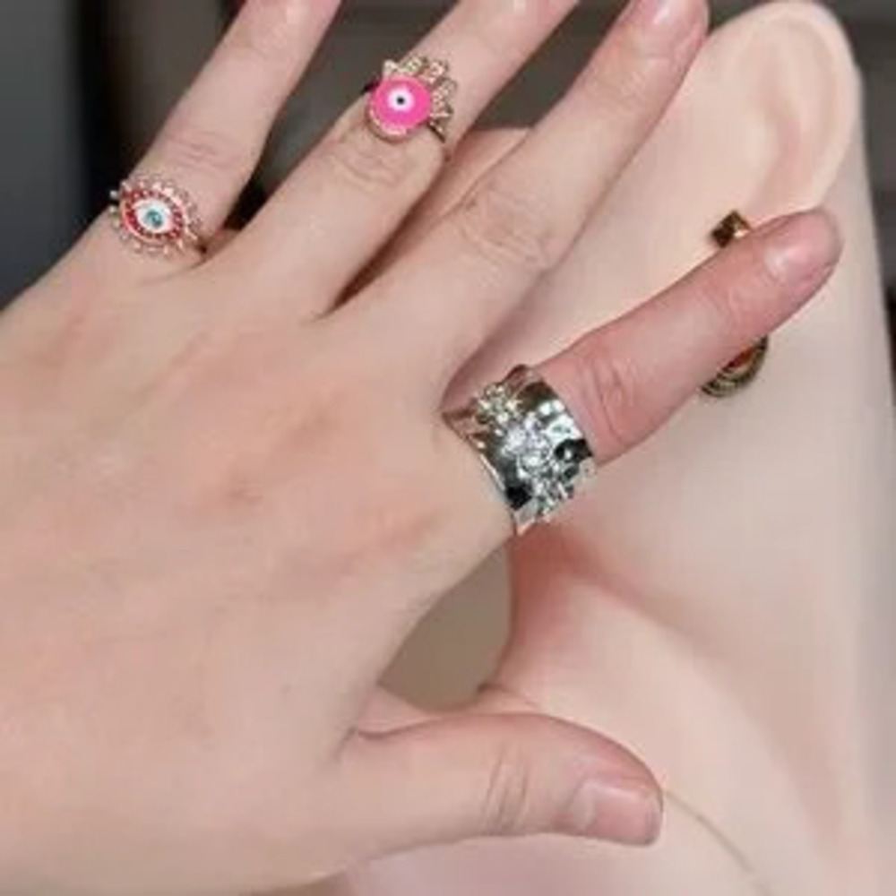 Chic Silver Crystal Ring - Picture 4 of 9